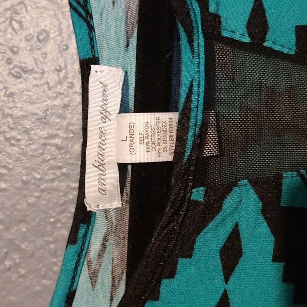 Ambiance Geometric Teal and Black Short Sleeve Crop Top - Picture 3 of 4